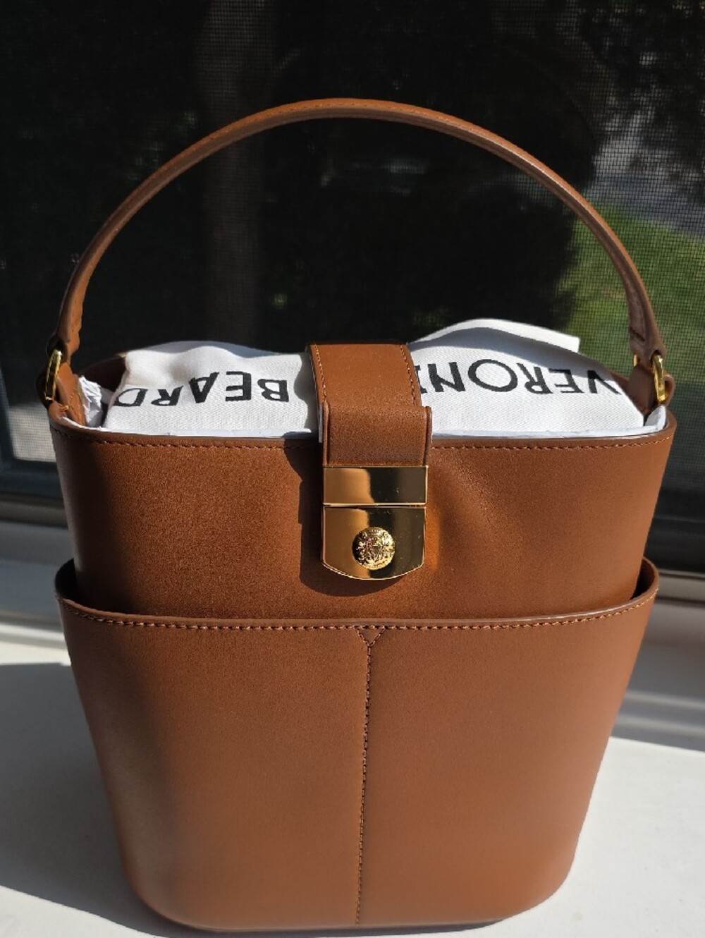NWT Veronica Beard Small Crest Lock Bucket Bag Hazelwood Tan Leather Crossbody - Picture 2 of 10
